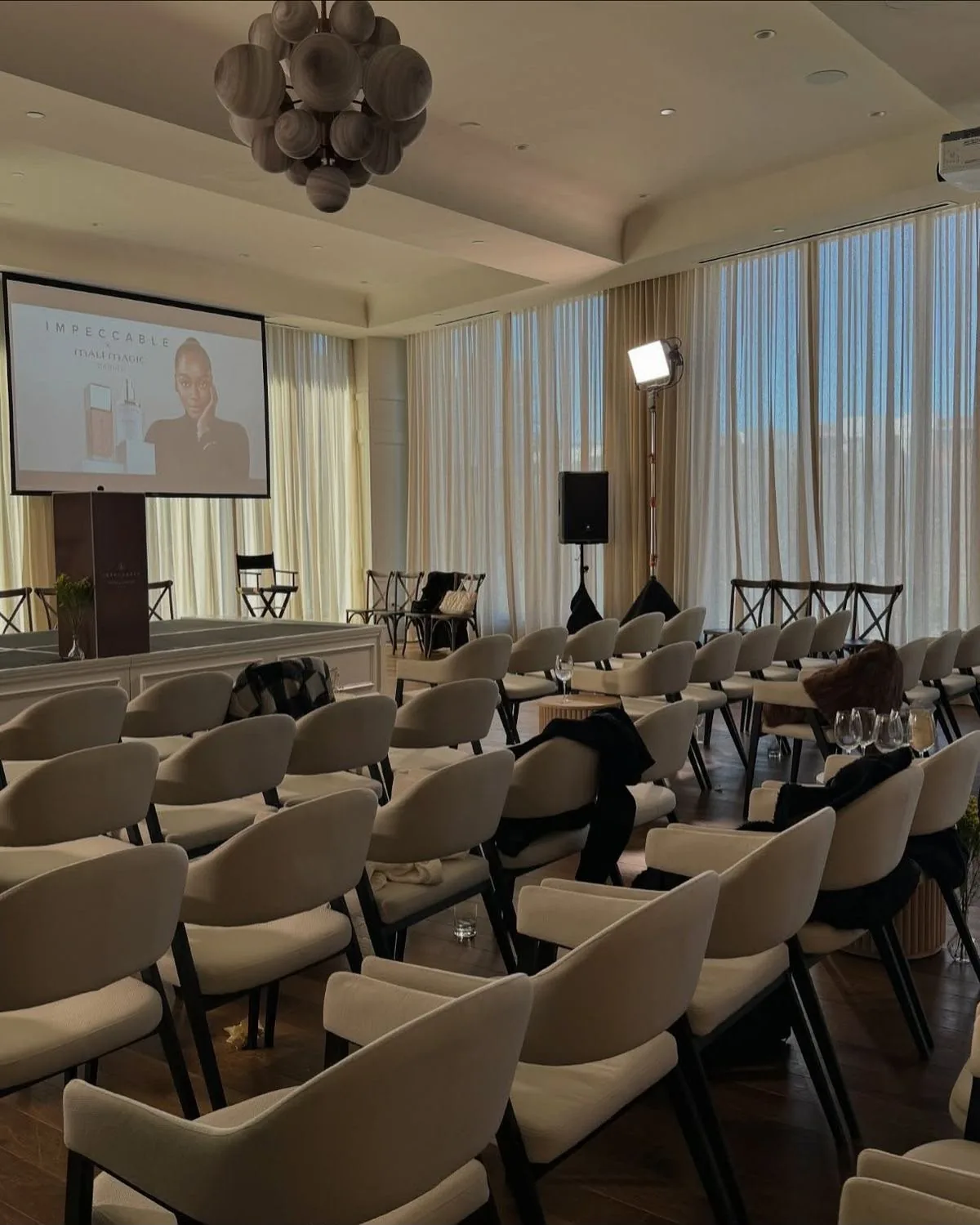 Konferenzsaal, vorbereitet für einen Firmenanlass