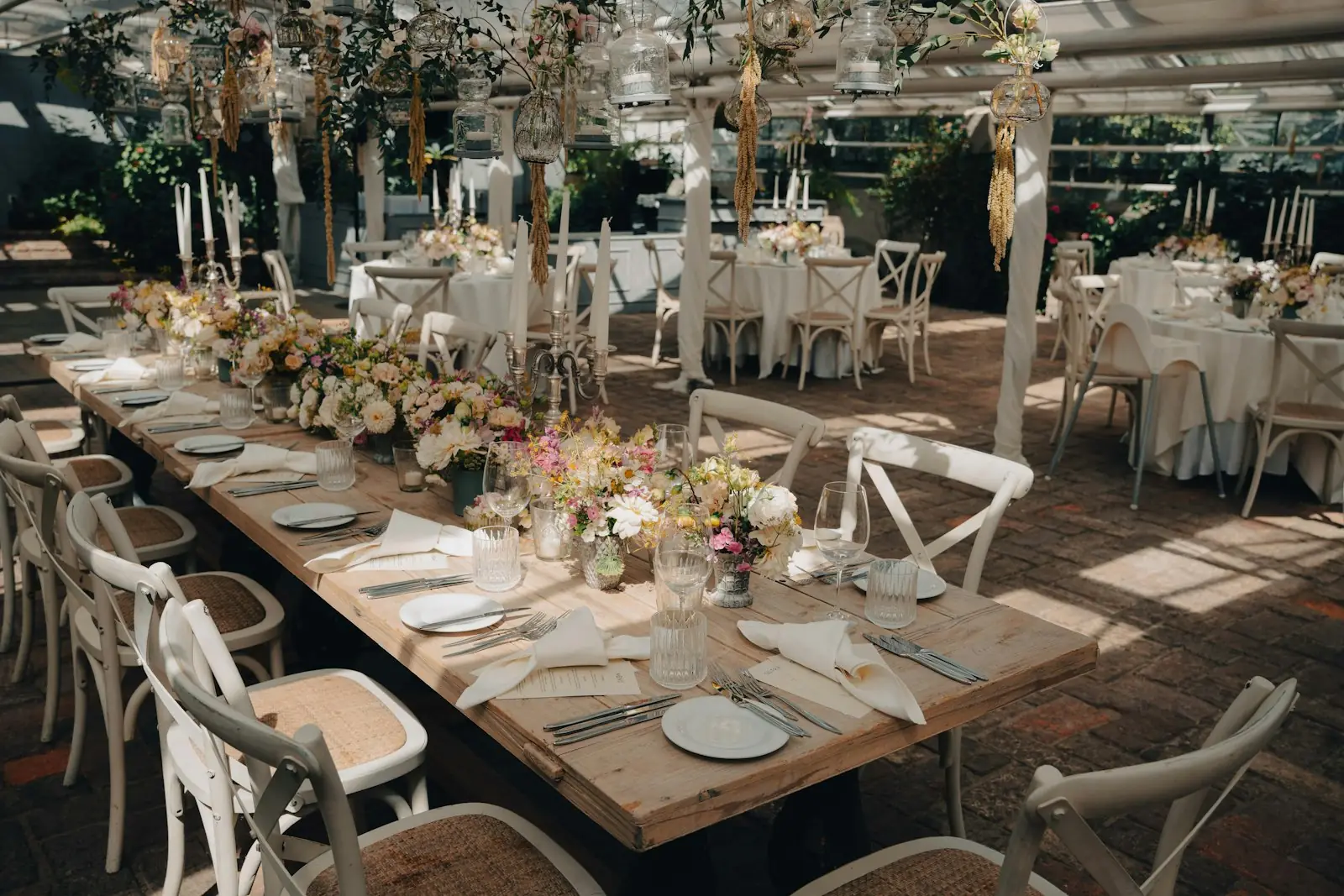 Lange Tafel im Garten