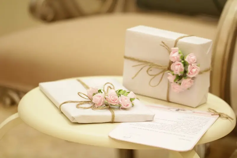 Gastgeschenk-Box mit Rosen