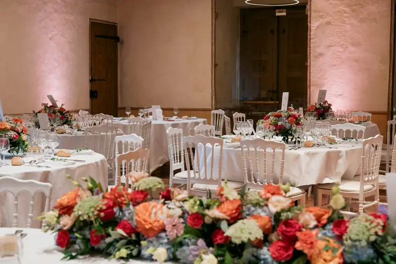 Tafel mit Blumen in warmen Farben